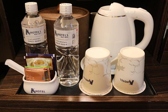 ポット、ミネラルウォーター、カップなどお茶セット（ウーロン茶、コーヒーなど）