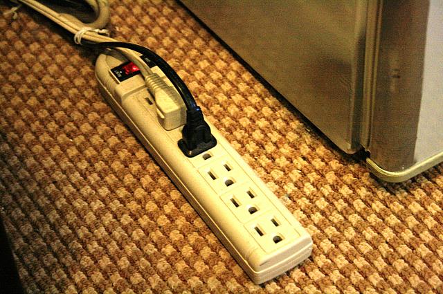 ケチってコンセントが極端に少ないホテルもあるのですが…ここは太っ腹！　