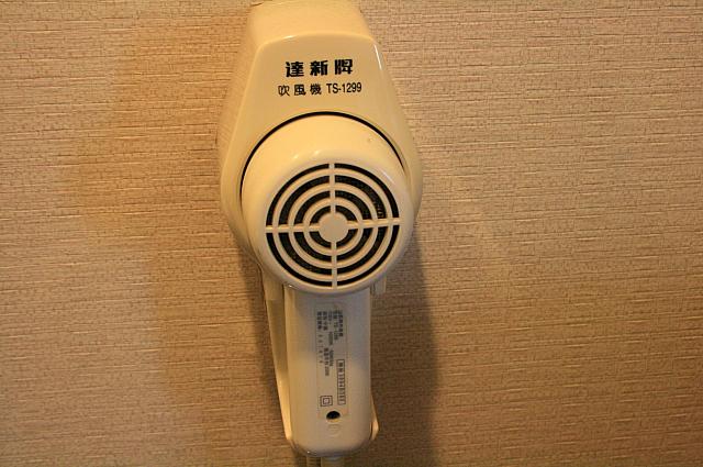 ドライヤーはドレッサーの脇に