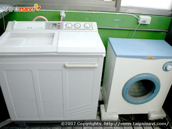 ▲ 屋上には無料の洗濯機、脱水機が用意してあります。ここらへんのサービスは
ユースならでは。