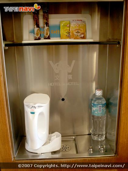 ▲ ポット、無料ミネラルウォーターつき。
給水機は使えません。