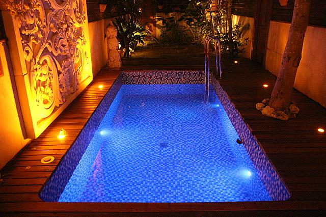 夜のプール