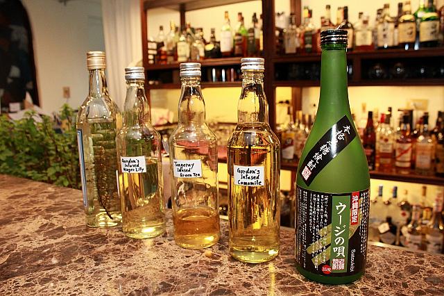 山岸さんお手製のリキュールや台湾では手に入りにくい焼酎