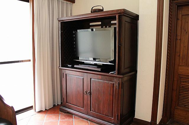 テレビ棚の中に…