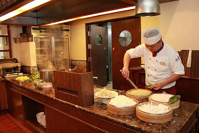 麺料理は自分の好きな麺＆具を選べます