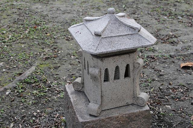 コテージ前にある灯籠の形は…