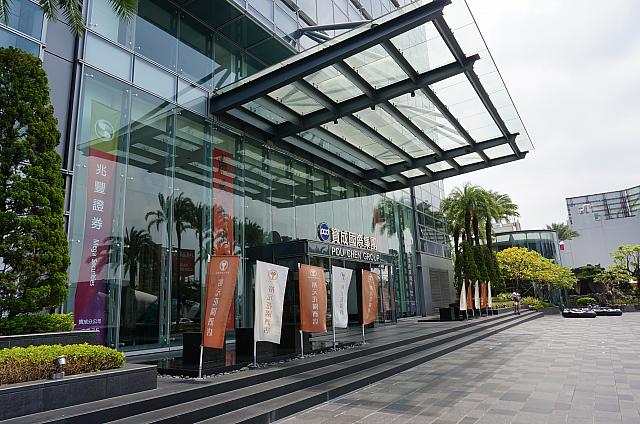 このホテルを経営する台湾の大企業「寶成國際集團」のビルからも入ることが可能ですが、夜はホテル側入り口からお入りください