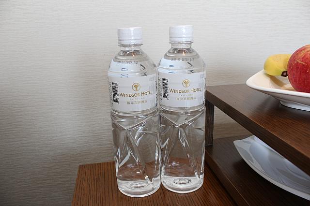 ホテルの名前が入ったミネラルウォーターは無料
