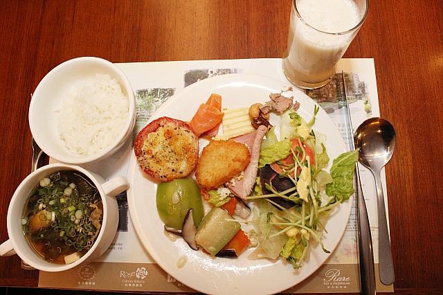 ご飯と味噌汁、そしておかずもいっぱい！