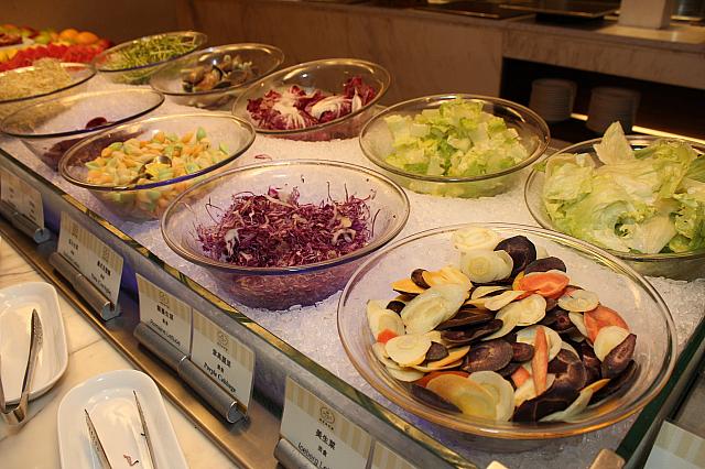 新鮮野菜いっぱいのサラダ。フルーツも6種類用意してあって、回転がいいからか冷え冷えの状態で食べられるのがいい♪