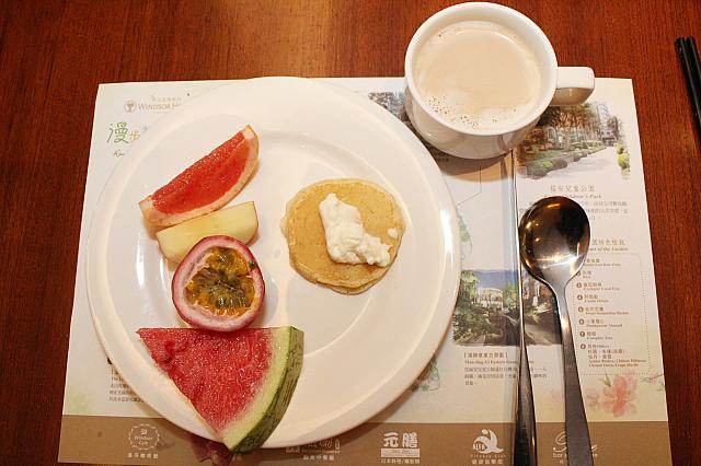 クロテッドクリームをかけたミニパンケーキがうまうま