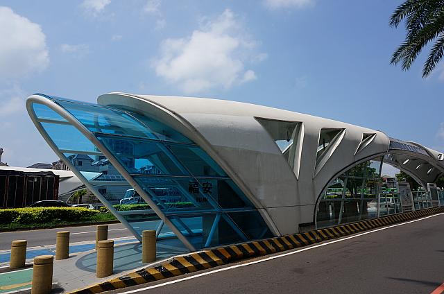 ホテル目の前のバス停は「福安」！東海大学方面行きなので、台鉄「台中」駅方面へ行く時は陸橋を渡り、道の反対側から乗車してください。