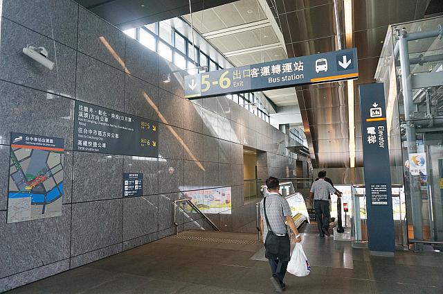 高鉄「台中」駅の改札を出てさらに下へ！