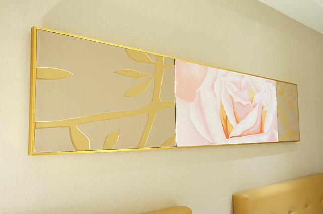 ベッド上方にはお部屋毎に異なる絵が飾られています