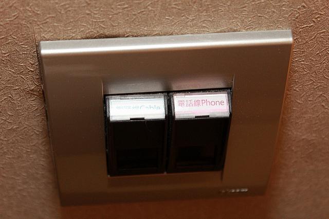 インターネットケーブル＆電話線の挿しこみ口