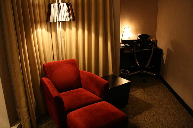 赤い色がきれいでしょ、座り心地もよし。デスクは、個室っぽくなっていて、何かを書いたりするには最適