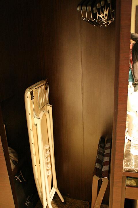 クローゼットには、ハンガー、アイロン台、荷物置き