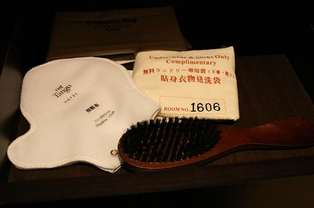 靴磨きの布とブラシ、ビジネスマンにはうれしいですね、ナビもこの日ブーツだったので使わせてもらいました、靴磨き2枚ありました