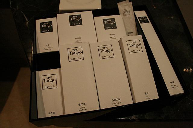 アメニティは歯ブラシ、歯磨き、ひげ剃り、シャワーキャップ、ソープ、綿棒、コットン、歯線、そして、うれしいのはマウスウォッシュ！