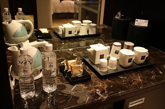 部屋に入って左は、コップやお茶などのミニバー。茶葉缶もあってウーロン茶が入っていました、飲まなければ、お持ち帰りできます。