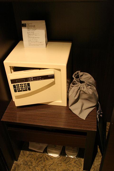 セフティボックスの横には、アイロン、下にはスリッパ