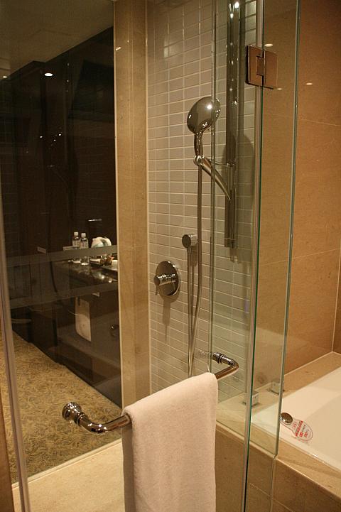 反対側に回ったら入口が見えます…シャワーは高さが調節できました