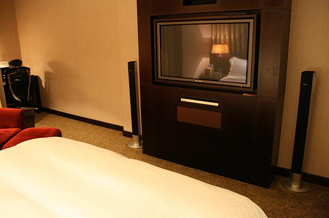 TVが大きい、DVDはTVの下に設置されていました