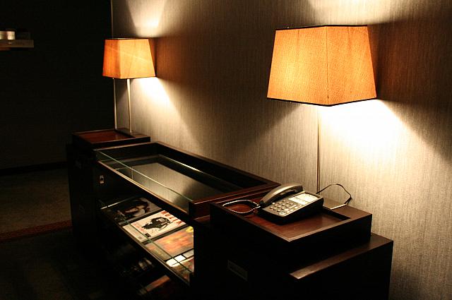 各階ロビーはこんな感じで、明かりを落としています。台北ナビのナビマガはこちらに置いてあります。