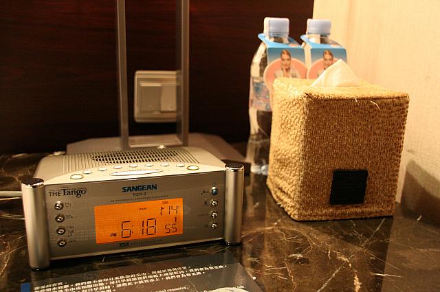 ベッド横には目覚まし時計とペットボトルが2本、全部で4本フリーです