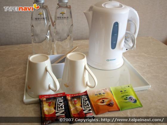 ∴お水・コーヒー・お茶など無料で、どうぞ。廊下には製氷機も…。