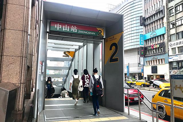 中山駅の出口2から徒歩2分