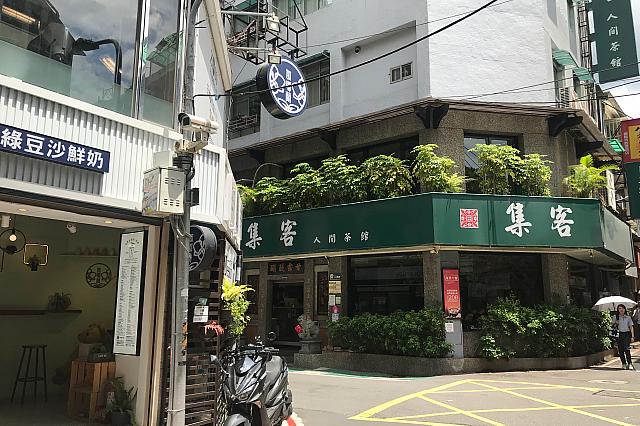 この角を曲がった先に見える……