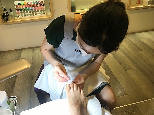 ネイルをしている場合は落とします