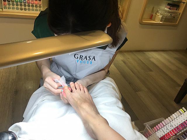 仕上げはガーゼで丁寧に。