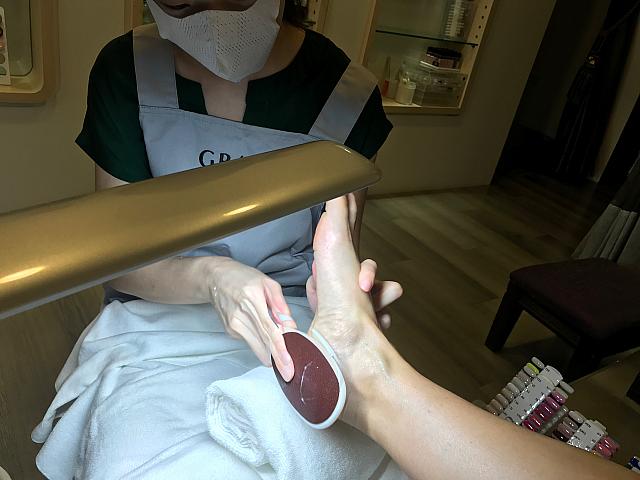 ヤスリの荒い面、続いて細かい面を使ってかかとの角質を除去