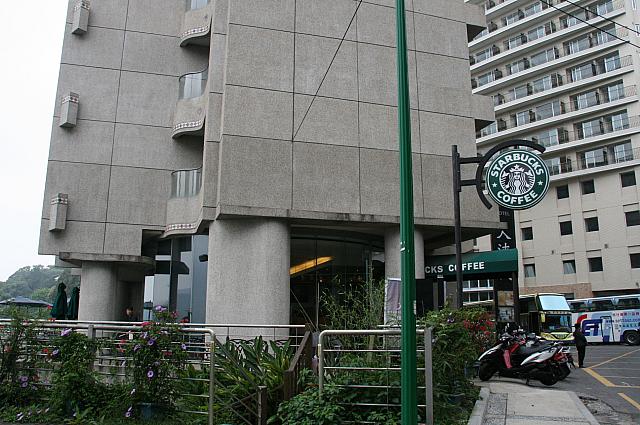 隣はスタバ、その先には遊覧船乗り場があります