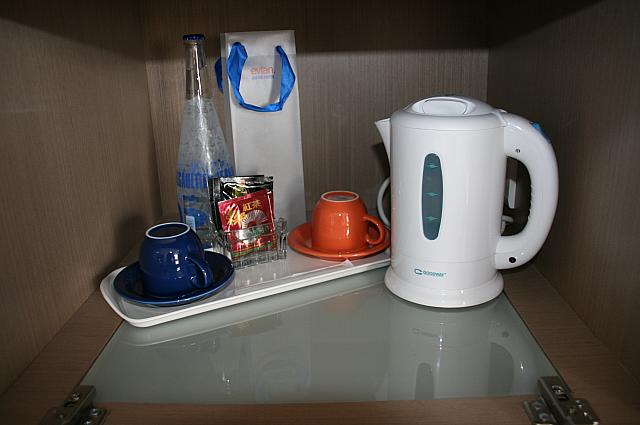 どの部屋もエビアンの水、紅茶、コーヒーはフリー