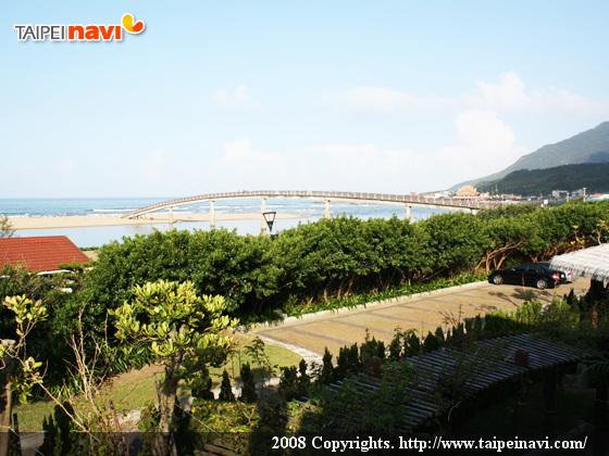 海側の部屋から見える彩虹橋ときれいなビーチ