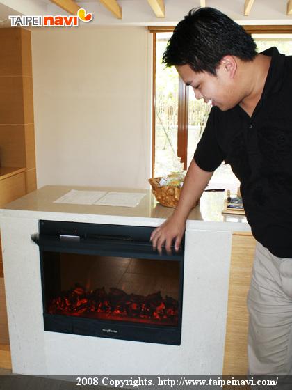 どの部屋にもある暖炉仕立てのヒーター、夏場はただの飾りです