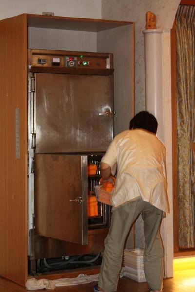 蒸しタオルを取り出しています