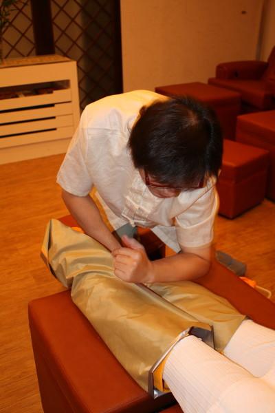 さらに金の保温シートで足をくるみます