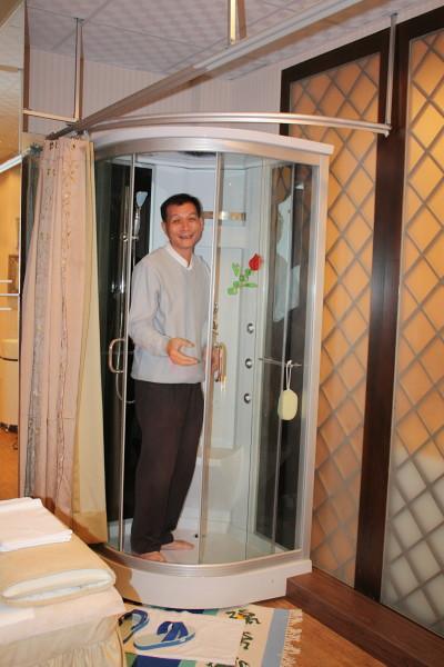 大きさの参考になるかと思いスタッフの方に入ってもらいました