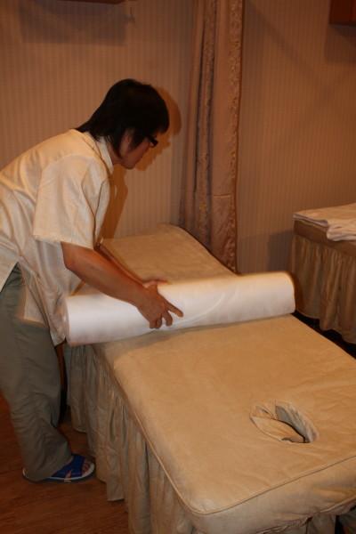 ベッドのシートは1回ずつ使い捨て、常に新しい清潔なものが敷かれてますので安心してください。