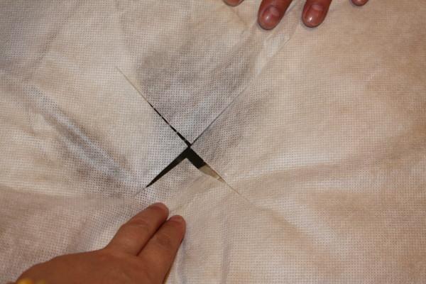 きちんとサイズ設計されていて最初から顔の部分に切り込みが！