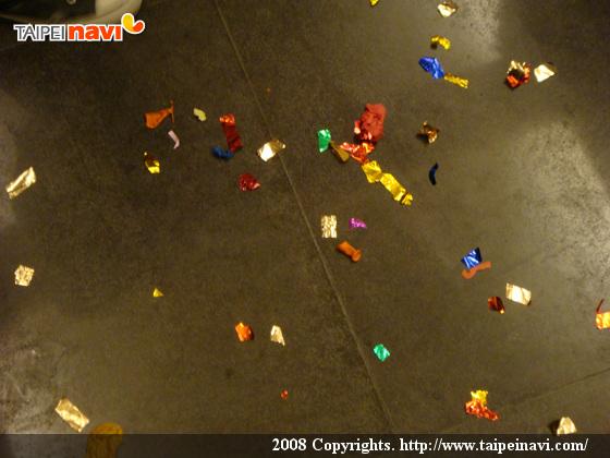 廊下には鳴らしたクラッカーのクズが落ちていました