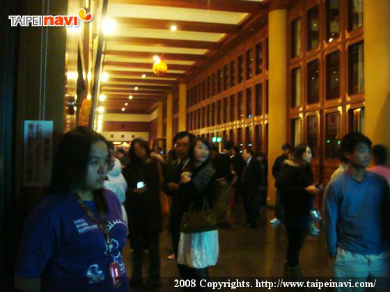 廊下にも人が増え始めています