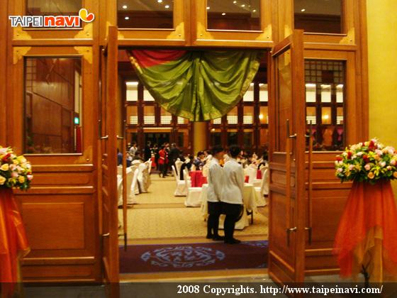 会場の入口と中
