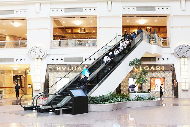 このエスカレーターを登った先が展望台チケット売り場のエントランスです