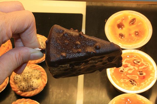 これは手に持ってアイス感覚で食べられるチョコケーキ、85元