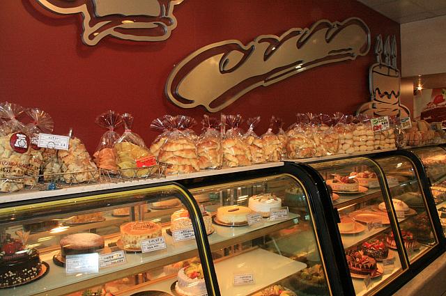 入って左側がケーキのショーケースです